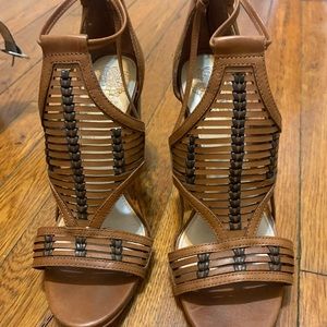 Vince Camuto Tan & Black heels - Like new size 7.5
